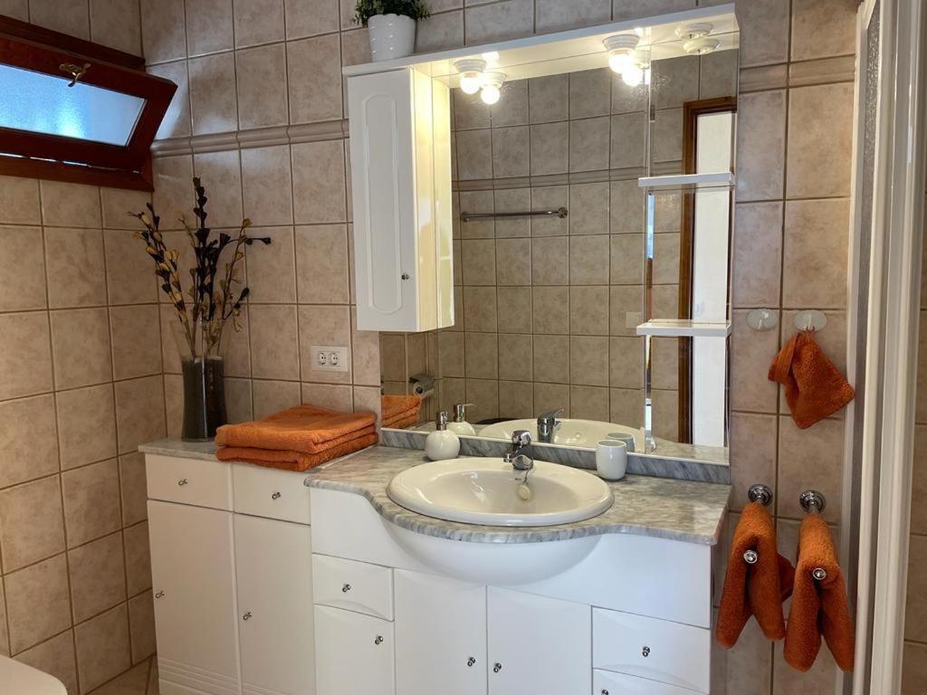 The White Dragos With Ocean View - Ac -Inttv - Pool Apartment
